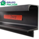 Perfil con ranura 2013 Negro  x 6 Metros
